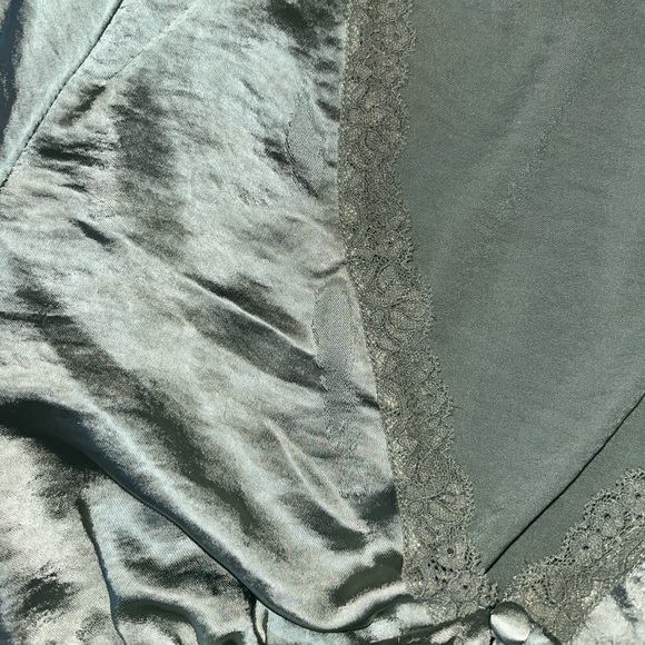 Forever 21 satin button-up crop top - Picture 4 of 5